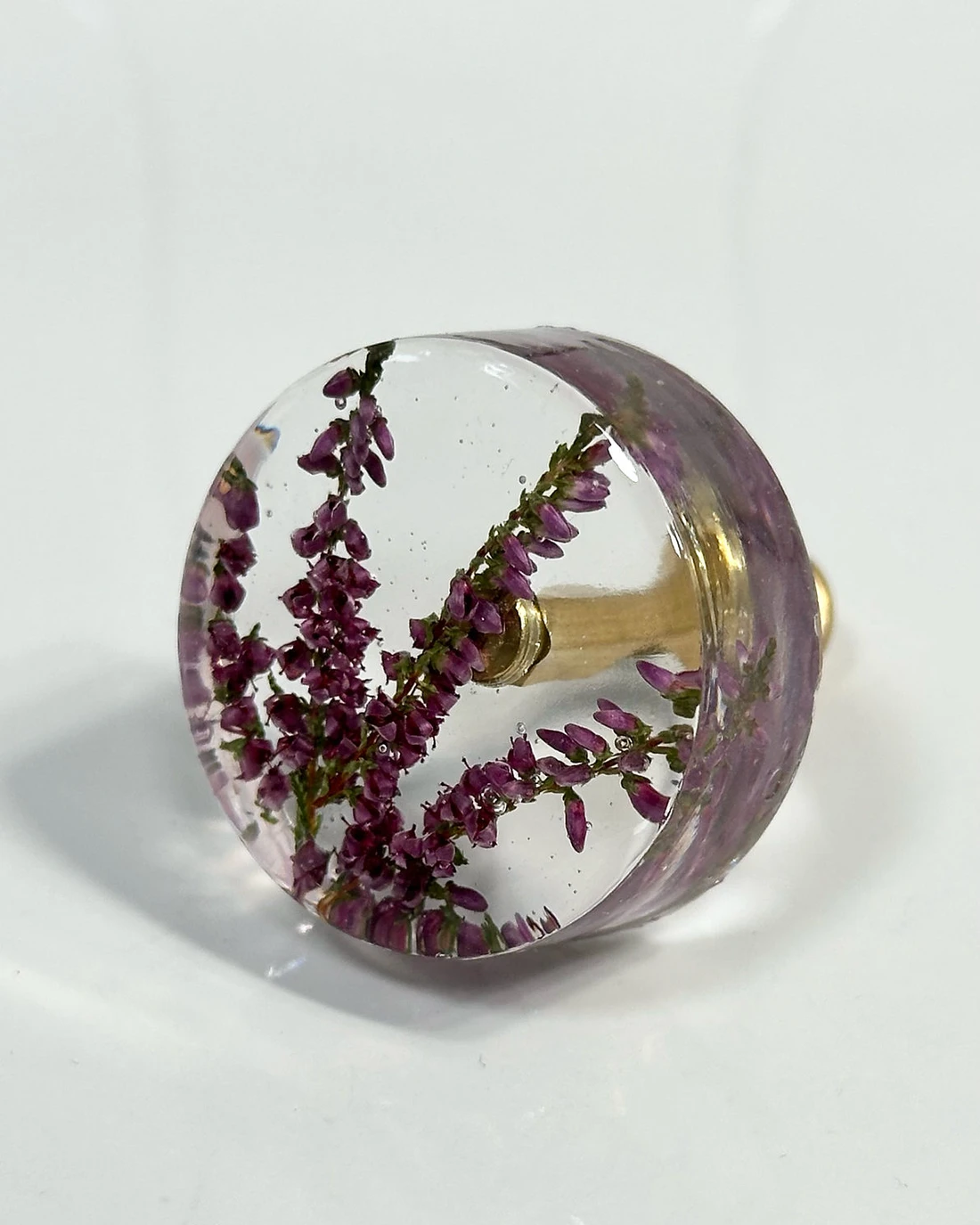Gałka meblowa Wrzos (Calluna vulgaris) · gałka pod kątem, widać ściankę boczną