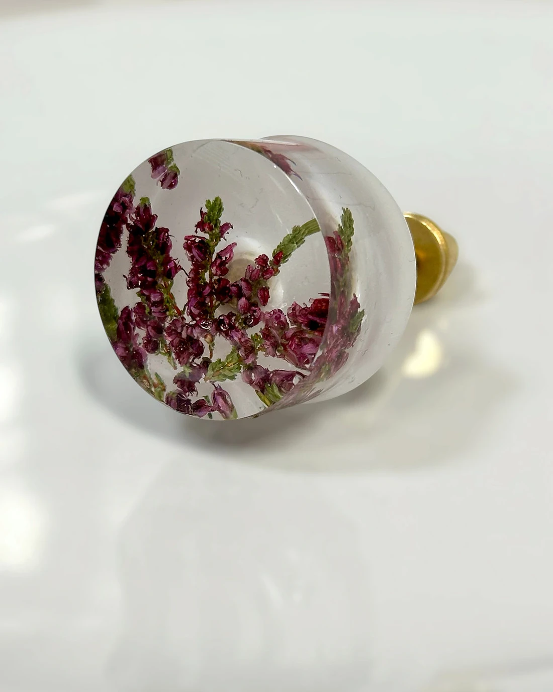 Gałka meblowa Wrzos (Calluna vulgaris) · gałka pod kątem, widać ściankę boczną
