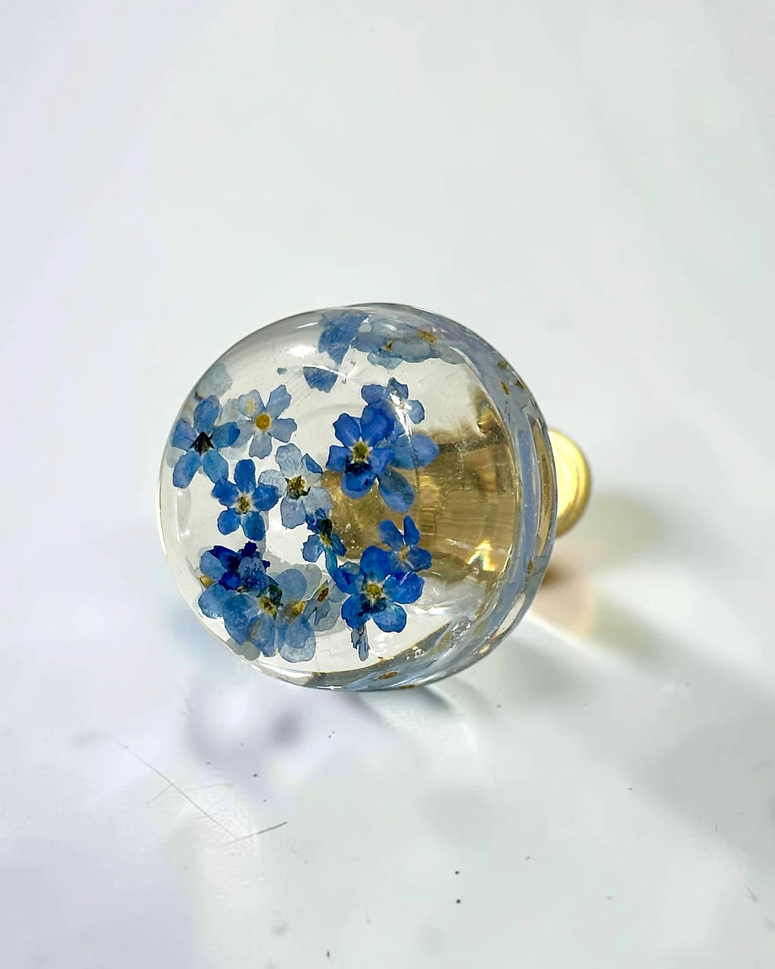 Gałka meblowa Niezapominajka (Myosotis) · gałka od strony kwiatów, pod kątem