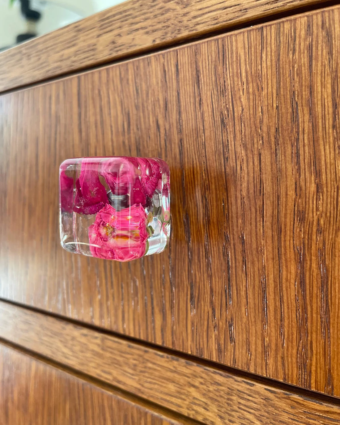 Gałka meblowa Róża (Rosa) · na dębowej szafce