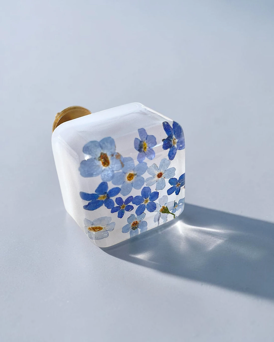Gałka meblowa Niezapominajka (Myosotis) · gałka pod kątem, w słońcu