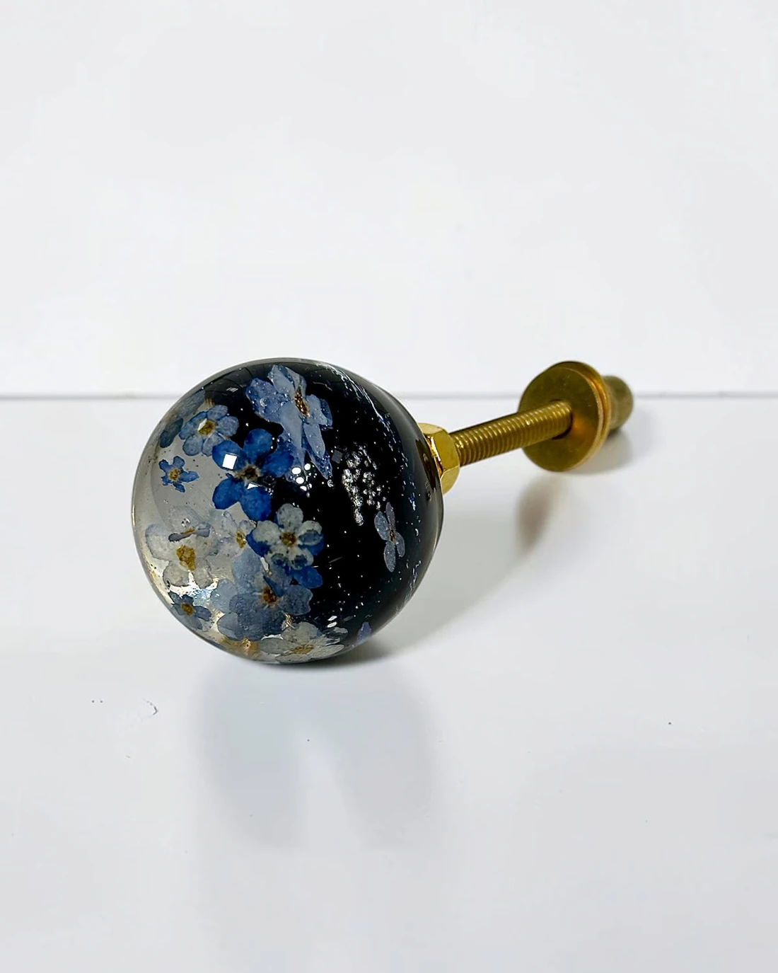 Gałka meblowa Niezapominajka (Myosotis) · gałka ze śrubą, pod kątem