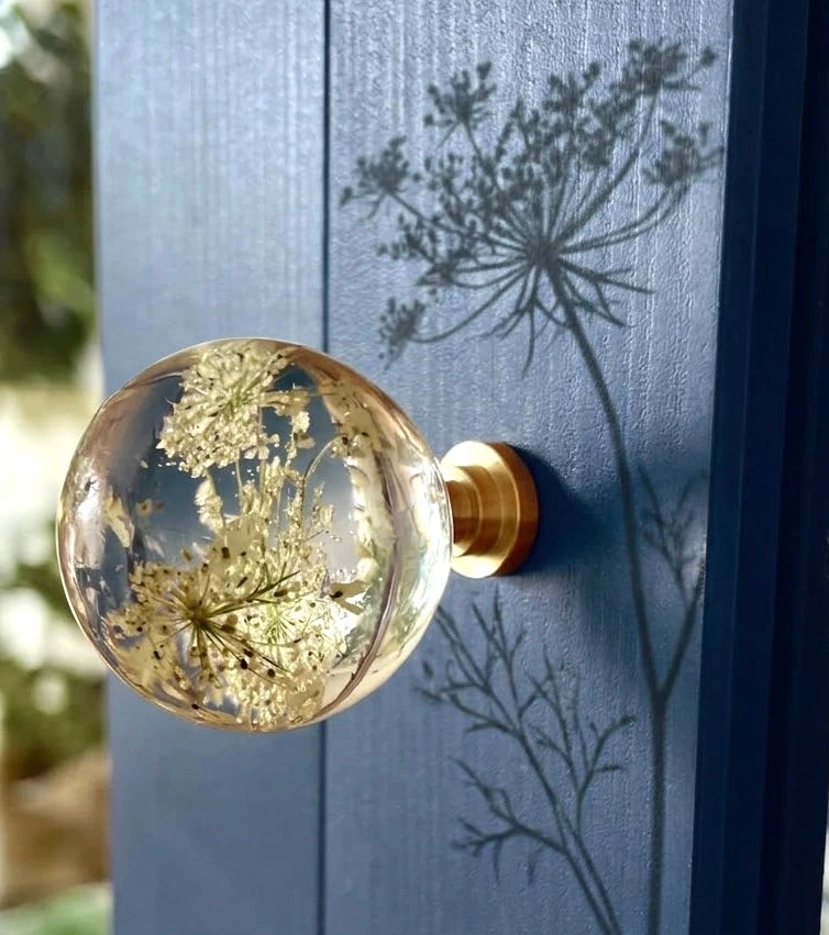 Gałka meblowa Dzika marchew (Daucus carota) · na granatowym froncie, w cieniu baldachów