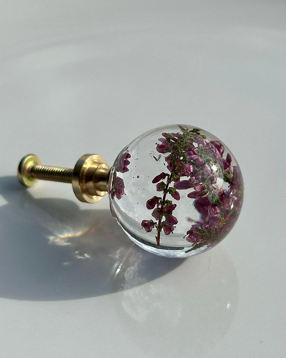 Gałka meblowa Wrzos (Calluna vulgaris) · gałka i śruba obok